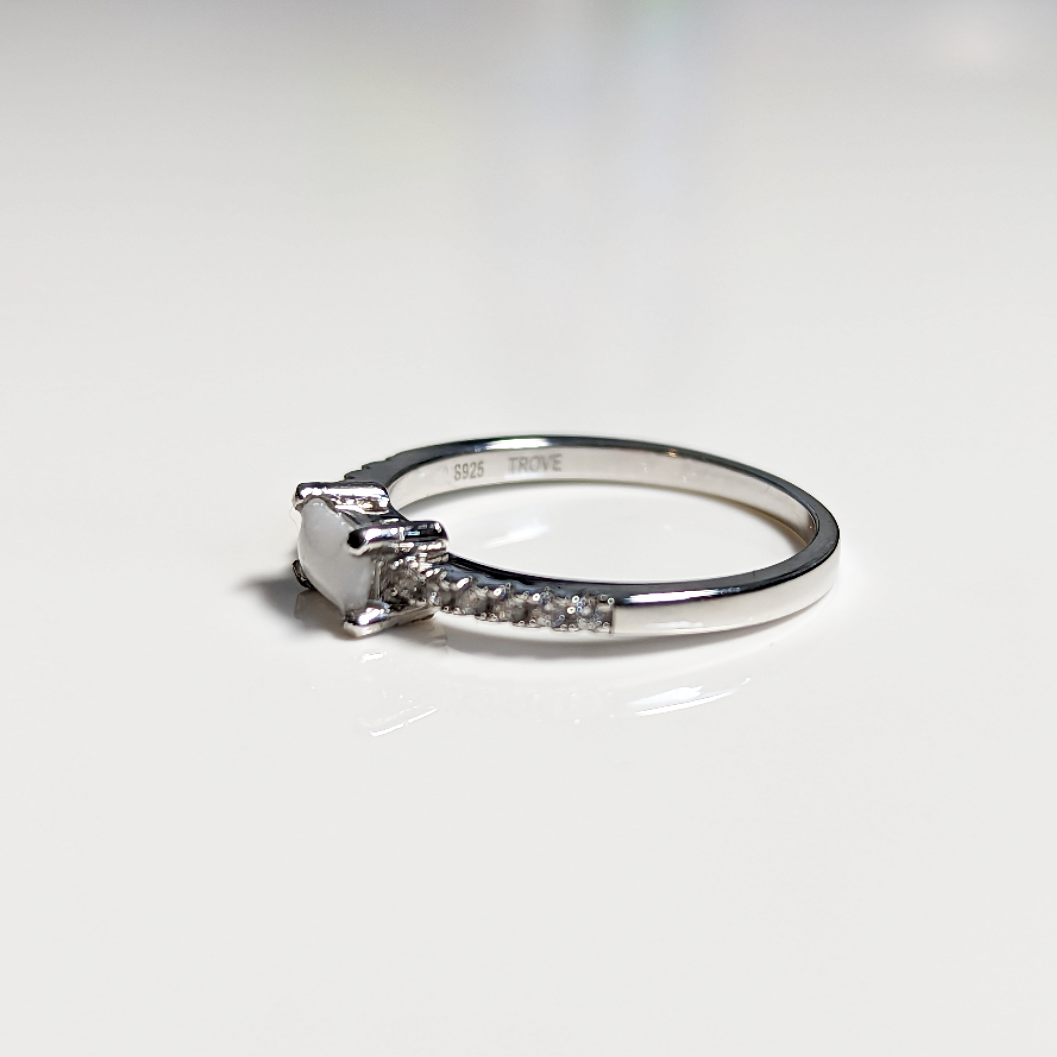 Dainty Minimal Baguette ring