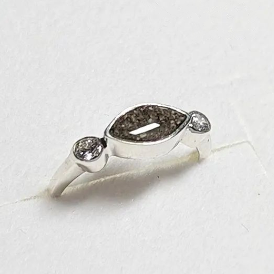 Dainty Marquise ring - 4x8 mm bezel