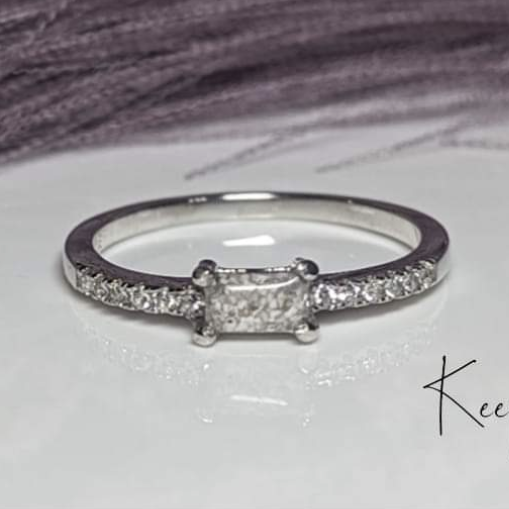 Dainty Minimal Baguette ring