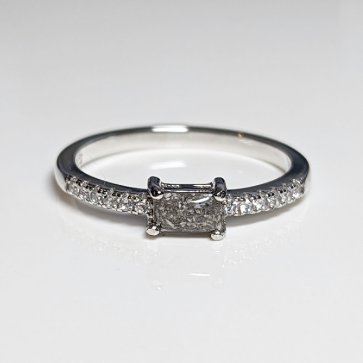 Dainty Minimal Baguette ring
