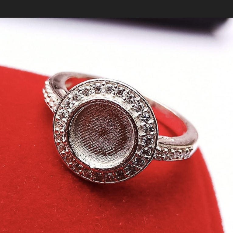 Round Halo ring - 8mm bezel