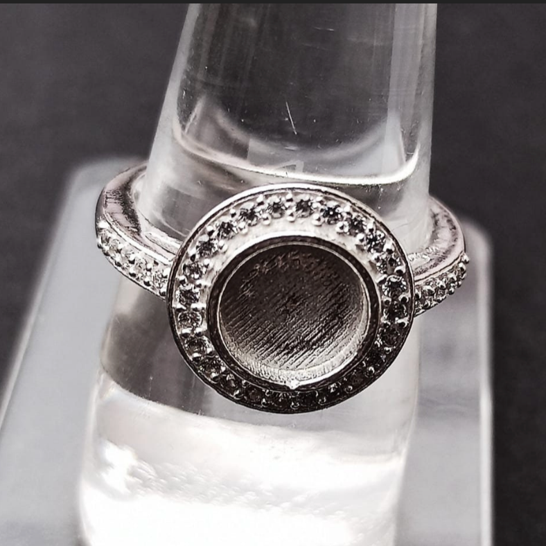Round Halo ring - 8mm bezel