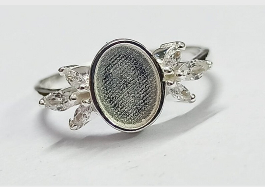 Oval ring with marquise zircons - 6x8mm