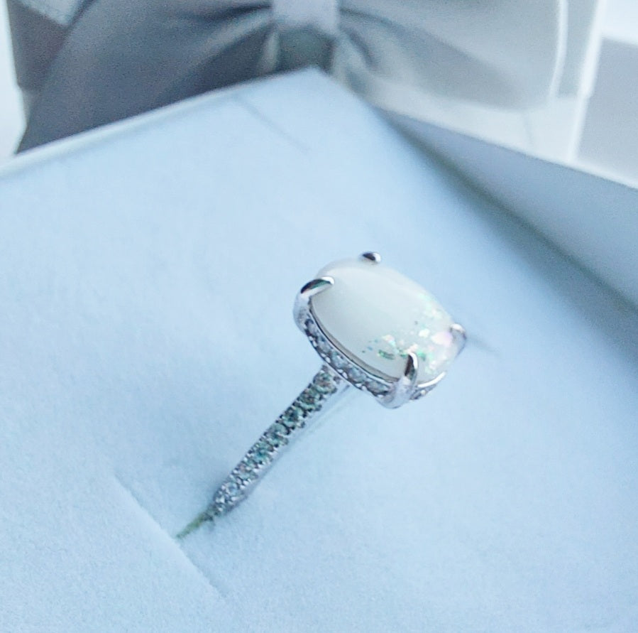 Samantha Hidden Halo ring