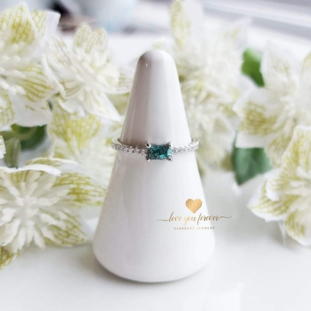 Dainty Minimal Baguette ring