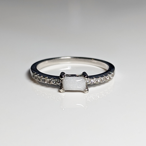 Dainty Minimal Baguette ring