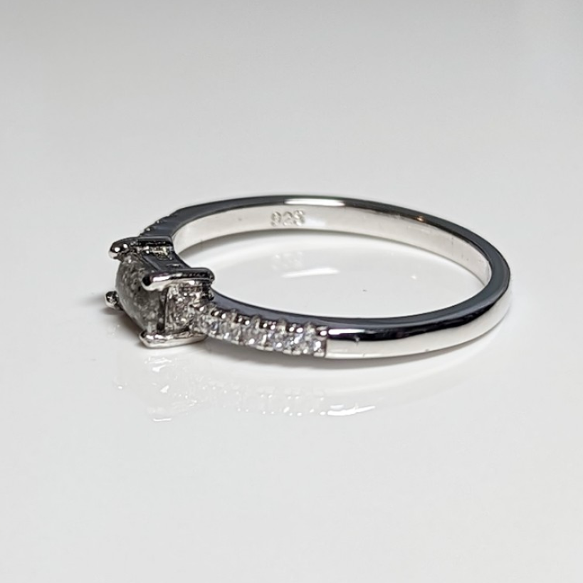 Dainty Minimal Baguette ring
