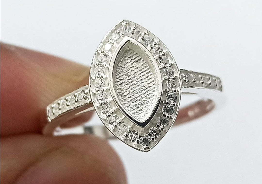 Marquise Halo ring - 4x8mm
