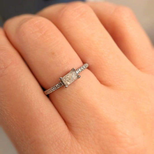 Dainty Minimal Baguette ring